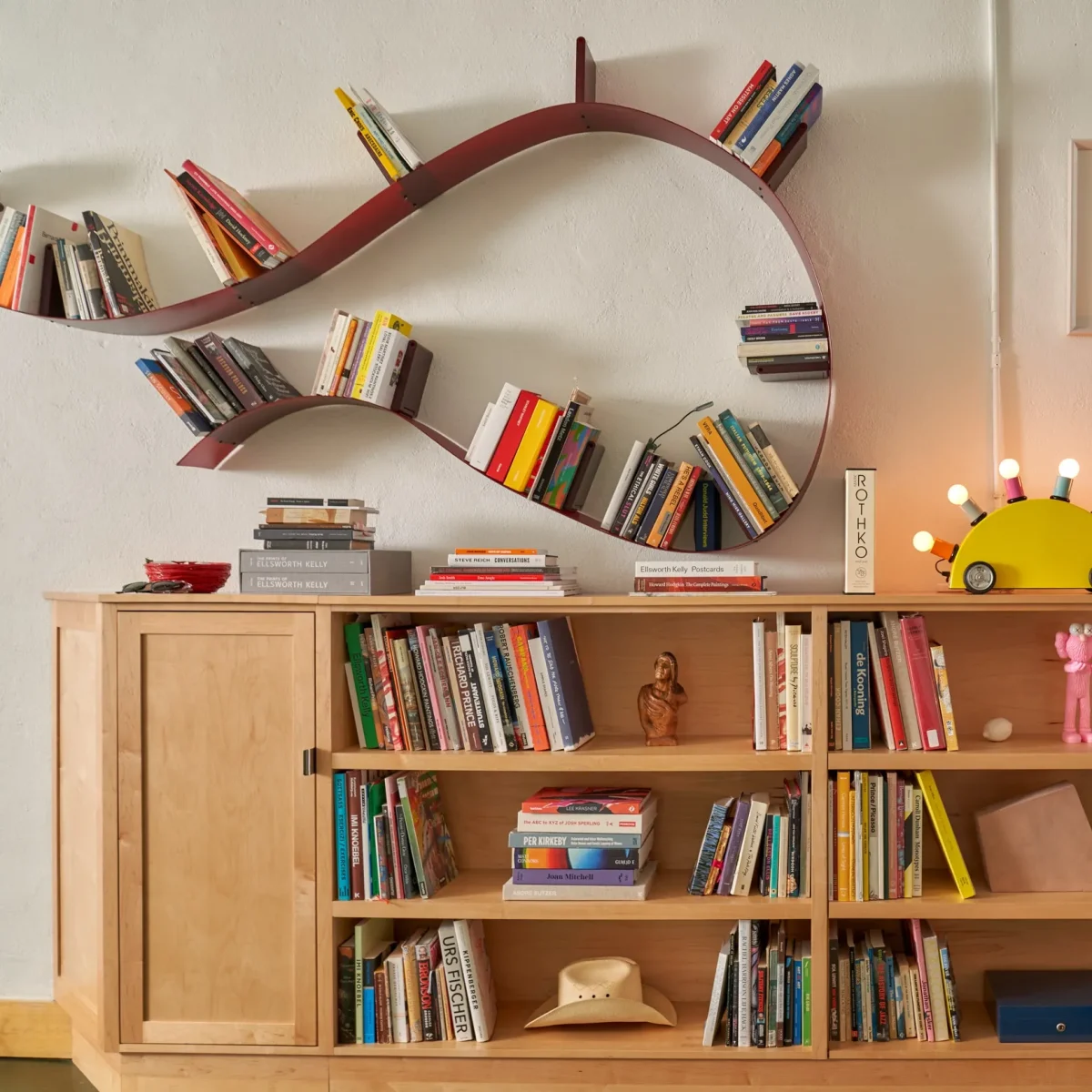 Books on the shelf, encouraging students to read and learn more that the world has to offer (from: Google Images)