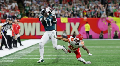 Eagles quarterback Jalen Hurts(left) makes a catch against Chiefs cornerback Trent McDuffie(right)(Photo by https://www.usatoday.com/story/sports/nfl/super-bowl/2025/02/09/super-bowl-59-eagles-aj-brown-penalty/78377107007/)
